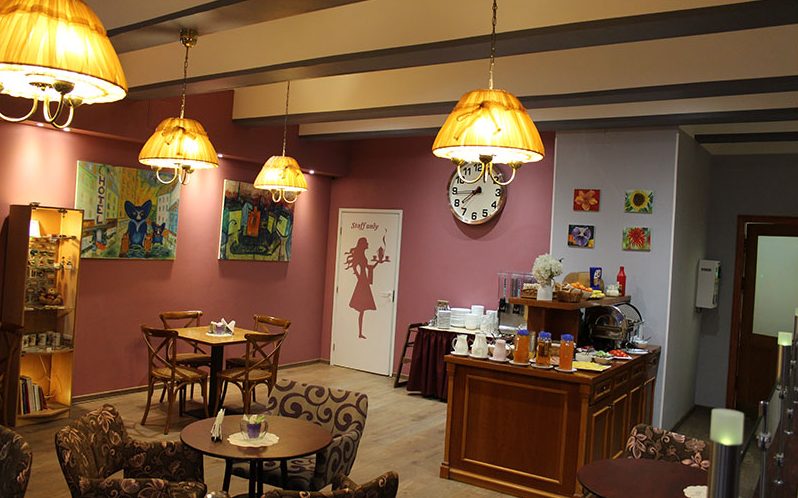 Lounge and breakfast room with pendant lamps
