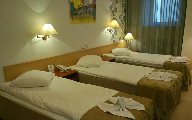 Triple room with three single beds