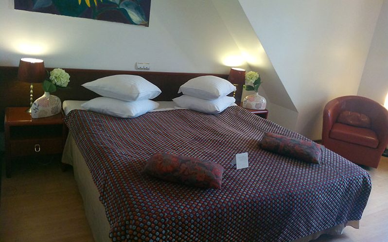 Double room with a double bed and bedside lamps