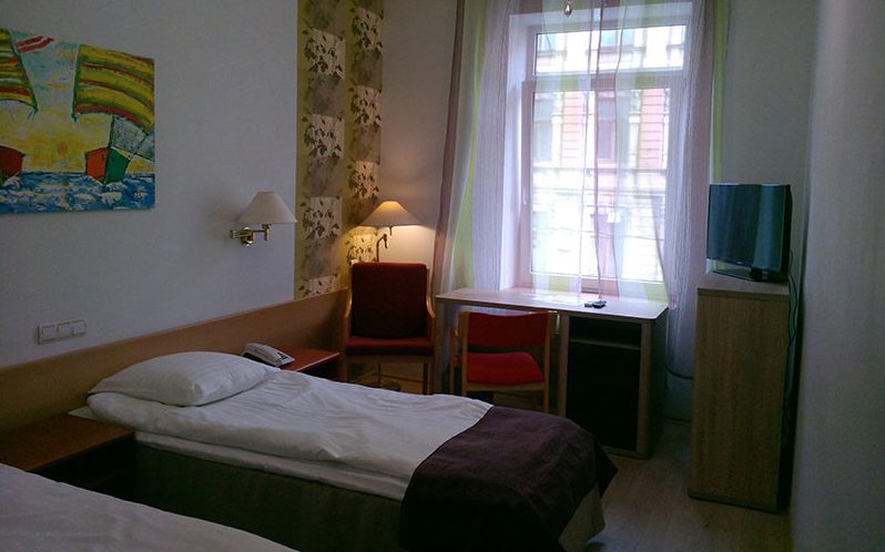 Single room with a desk and TV