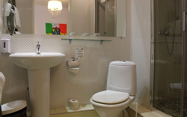 Bathroom with washbasin and toilet