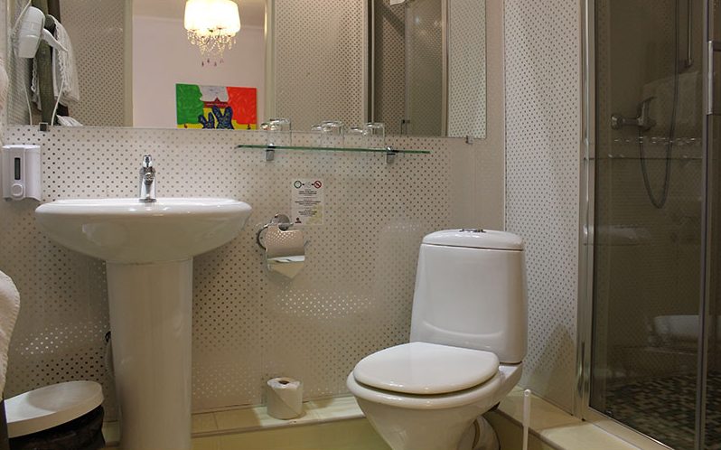 Bathroom with washbasin and toilet