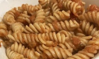 Makaroni ar tomātu mērci